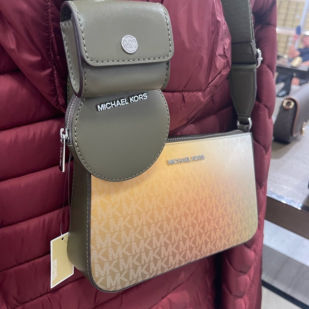 MICHAEL KORS Jet Set Sm Ombré Signature Logo Crossbody Case Apple Airpods Pro® - Picture 15 of 16